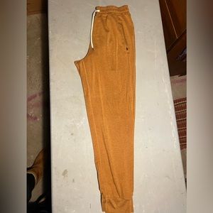 Vuori ponto jogger size medium like new tan/brown color